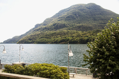 湖边以山为背景, 横向形象