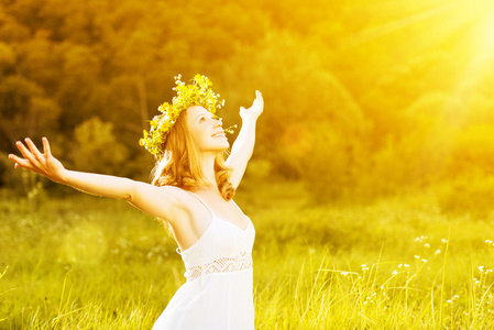 花圈户外夏天享受生活幸福的女人