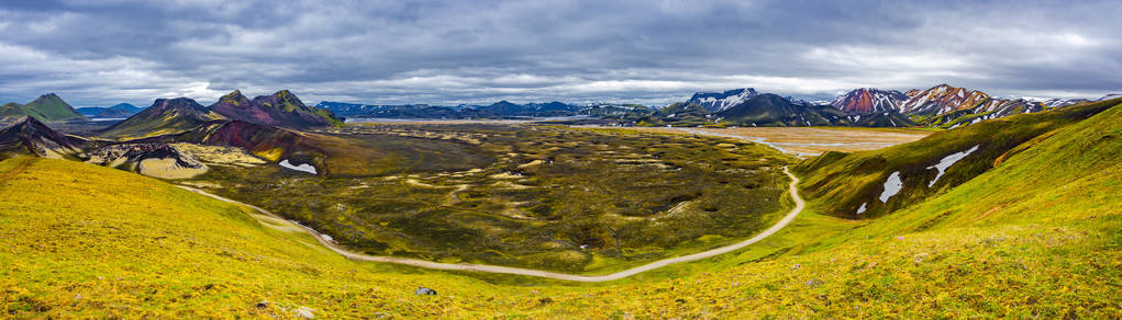 美丽多彩的火山山 Landmannalaugar 在冰岛, 夏季时间, 全景