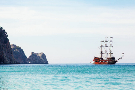 地中海岩石间的孤独帆船