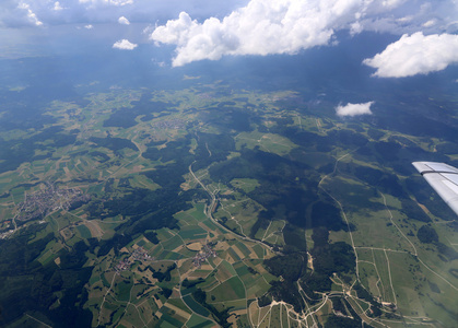 飞机的飞行高度从地球