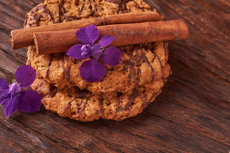 饼干和春蓝花健康早餐的概念。极 简。选择性聚焦