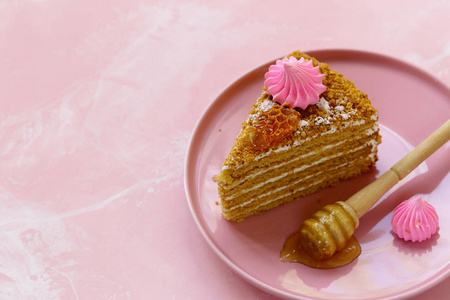 蜂蜜蛋糕甜点在盘在粉红色背景图片