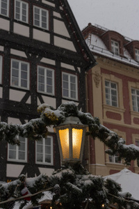 圣诞节市场的降雪即将到来, 在慕尼黑和斯图加特附近的德国南部的一座历史名城