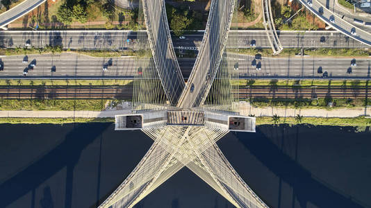 圣保罗市斜拉桥鸟图。巴西。圣保罗市皮海罗斯河的边缘皮海罗斯鸟图。圣保罗市埃萨亚达大桥