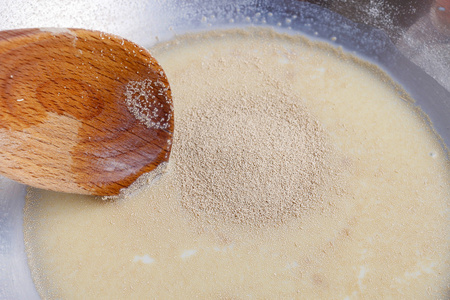 如何使酵母面团一步一步 与牛奶混合干酵母