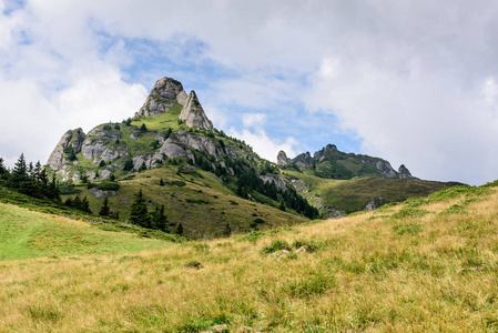 山风景。丘卡什山脉的风景如画的岩石山峰, 罗马尼亚