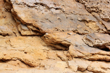 岩石层一个五颜六色的岩石岩层堆积在千百年。有趣的背景与迷人的纹理