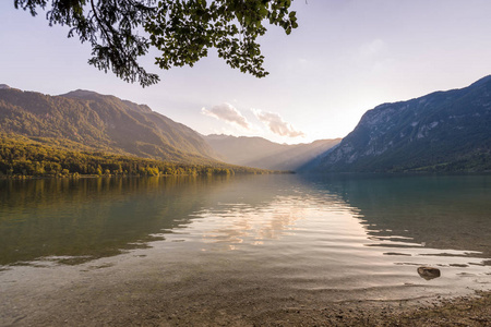 日落以上的 Bohinj 湖, 斯洛文尼亚。在水中反射的太阳的神奇的黄昏颜色。朱利安阿尔卑斯在背景。Triglav 国家公园