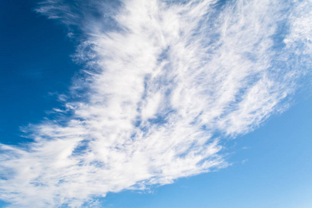 Cloudscape 在夏日晴朗的日子里, 蓝天上美丽而柔和的云彩