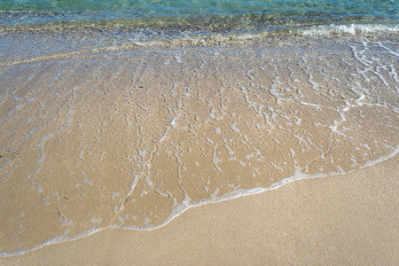 夏日阳光明媚的海滩上海水泡沫