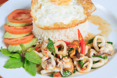泰国的食物风格 盖浇饭炒的海鲜和罗勒