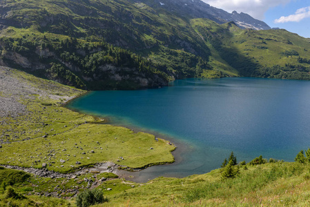 Engstlensee 湖在瑞士阿尔卑斯山的英格堡上空