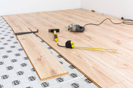 家中新木地板的安装