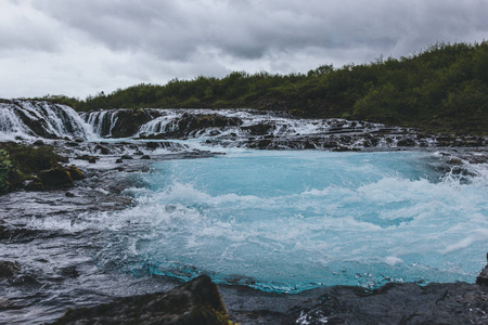 冰岛 Bruara 河美丽 Bruarfoss 瀑布的风景景观