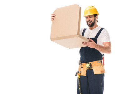 快乐的工匠在坚硬帽子和工具传送带打开比萨盒在白色被隔绝