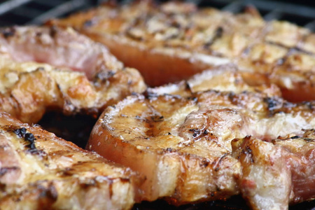 美味的食物猪肉烧烤在 thaistyle 的热木炭