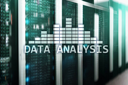 大数据分析文本在服务器室背景。互联网与现代技术理念