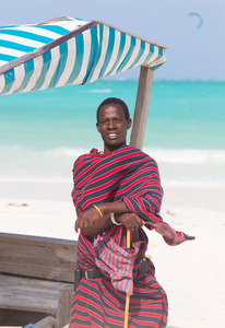 传统穿戴的马赛黑人在图片完美的热带 paje 海滩, 桑给巴尔, 坦桑尼亚, 东非