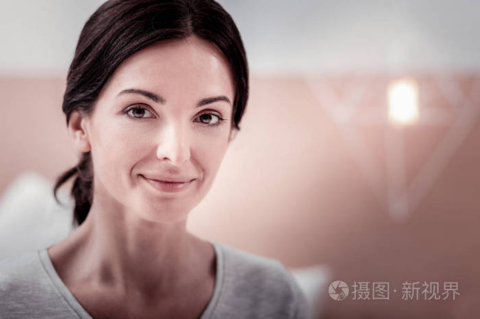 漂亮的女人脸上带着微笑