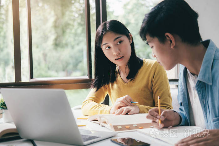 学习教育和学校观念为考试或考试而学习的年轻女子和男子和朋友一起