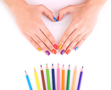 多色的女性指甲油，用彩色铅笔上白色孤立