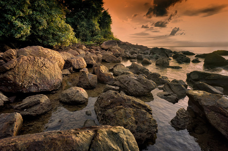 岩石海岸的柯昌岛黄昏