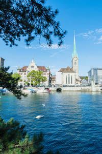 苏黎世市中心与著名 Fraumunster 和格罗斯教会和河 Limmat 在苏黎世湖