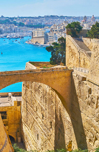 圣彼得和保罗堡垒和 counterguards 的部分之间的石桥, 马耳他, 瓦莱塔