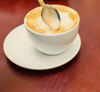 咖啡杯子和泡沫的宏观模式图像