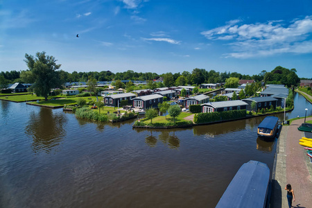 荷兰 Giethoorn 村鸟瞰图。Giethoorn 也叫 荷兰的威尼斯 并且年年接受大约800.000 个访客