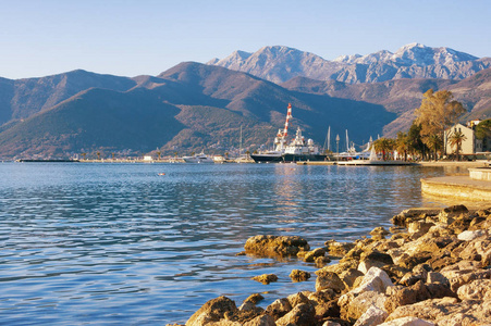 冬天地中海风景。黑山, Kotor 湾 亚得里亚海。背景 Orjen 山蒂瓦特镇路堤