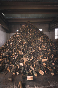 在一块木头存储在堆栈上，手里捧着的木柴