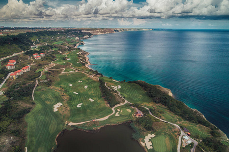 空中全景的高尔夫球场旁边的悬崖和黑海。高尔夫球场