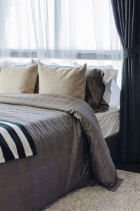 现代卧室，白色的窗帘
