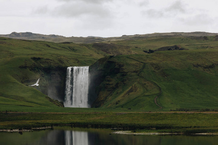 冰岛多云天空下美丽瀑布 Skogafoss 的景观观