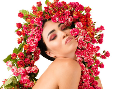 美丽的女人与红色玫瑰花在头上