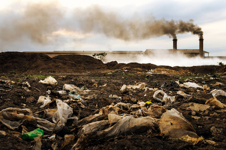 烟囱黑烟的工业废料和空气污染图片