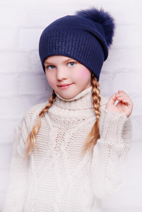 儿童女孩穿着针织的帽子图片