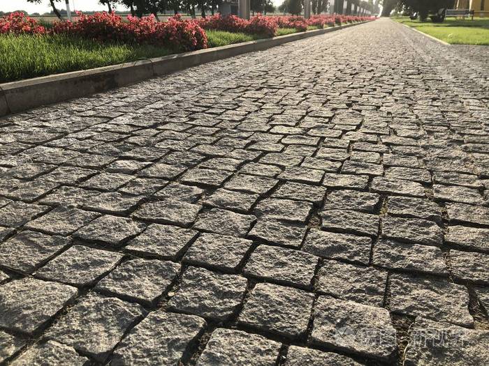 透视视图单调灰色砖石路面地面上的街道道路.