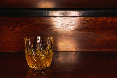 在木桌上的威士忌喝