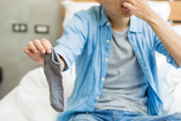 房间里有臭袜子的男人