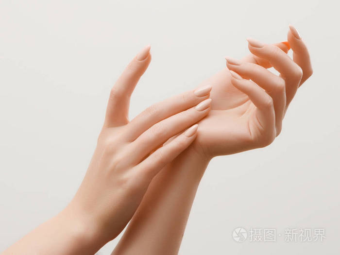 特写图像的美丽的女人的手与轻粉红色的指甲指甲.