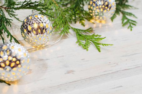 圣诞作文冷杉和 thuya 树树枝在白色木背景。光球。复制空间