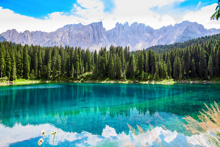 Karersee 的美丽的看法 意大利语 Carezza 是湖在白云岩在南蒂罗尔, 意大利