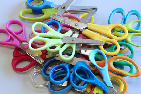 多彩的剪刀在学龄前儿童使用的