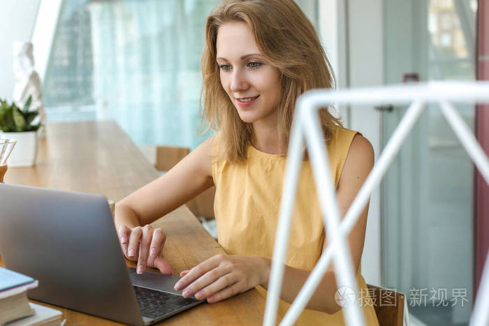 忙碌的漂亮女人与笔记本电脑