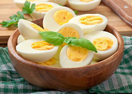 煮熟的鸡蛋在碗里