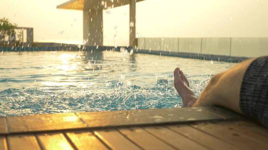 豪华度假村：夏日阳光下的蓝色游泳池