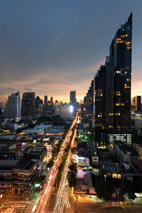 曼谷城市中心商业区的城市景观, 位于泰国日落鸟瞰图